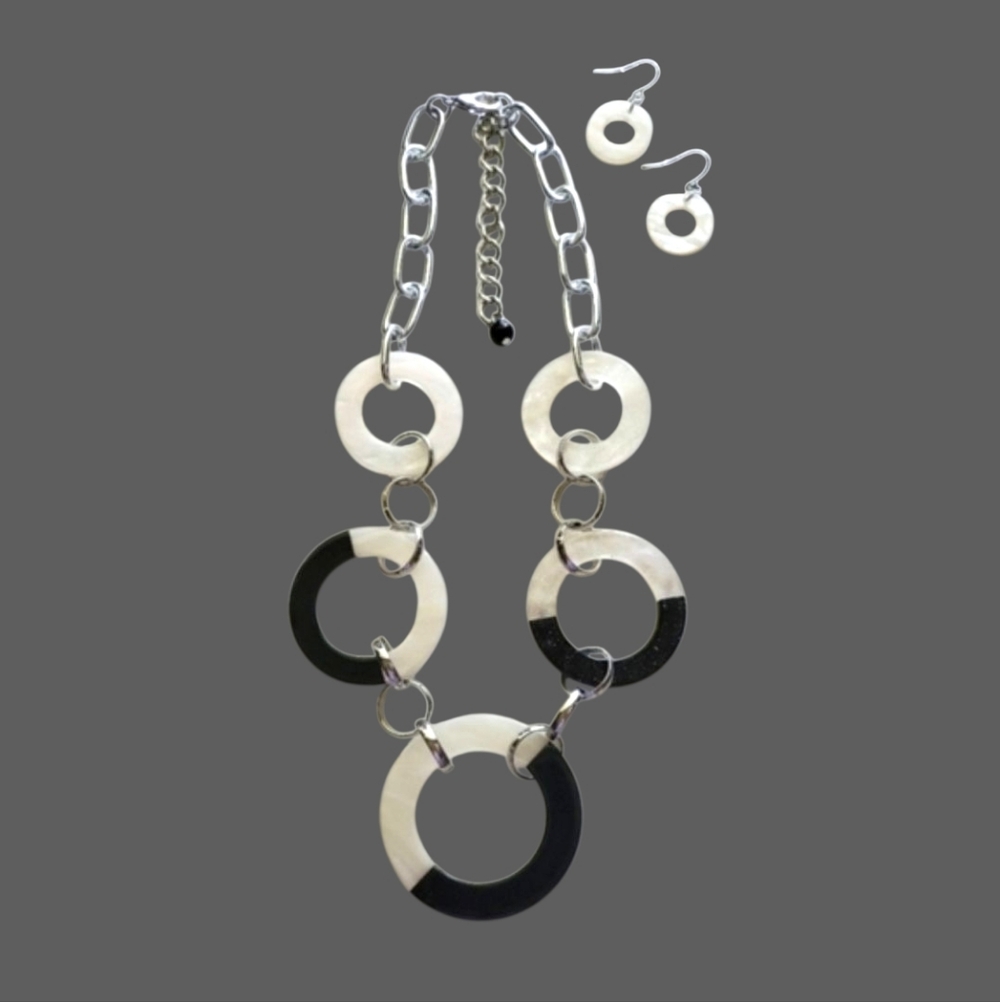 Black and White Necklace Set